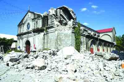 在菲律宾邦板牙省，一座教堂在地震中受损。